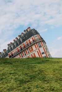 tilt house behind grass on montmartre